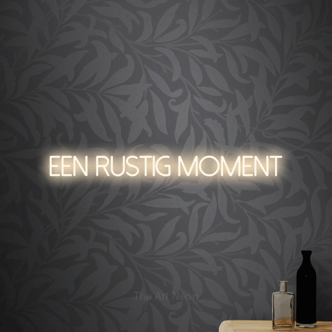 LED neon sign reading “EEN RUSTIG MOMENT”, arranged in a single line.