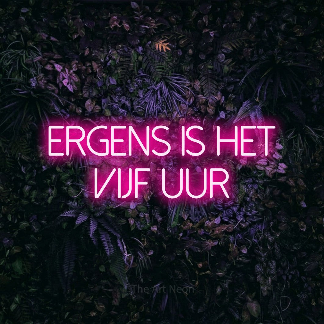 LED neon sign reading “Ergens Is Het Vijf Uur”, arranged in 2 lines.