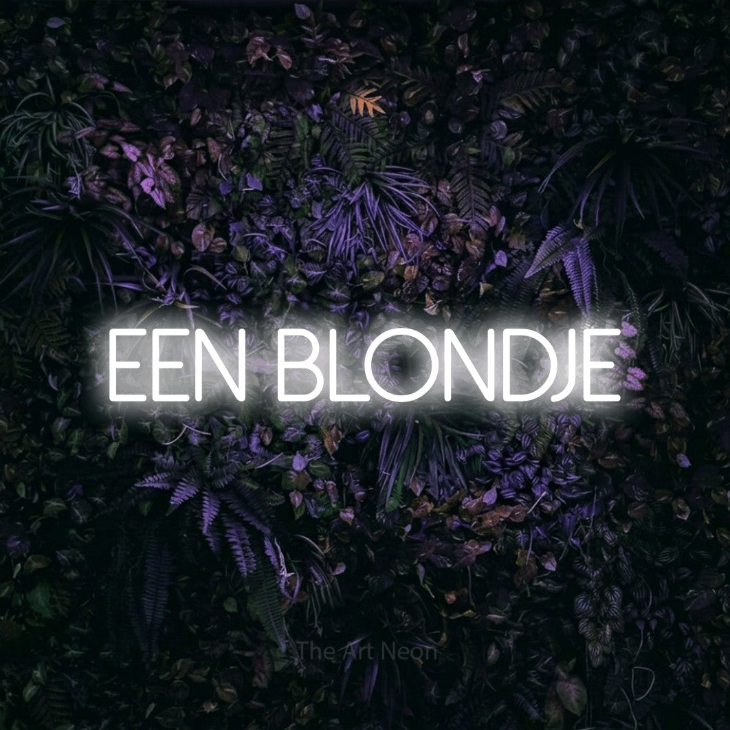 LED neon sign reading “EEN BLONDJE”, arranged in a single line.