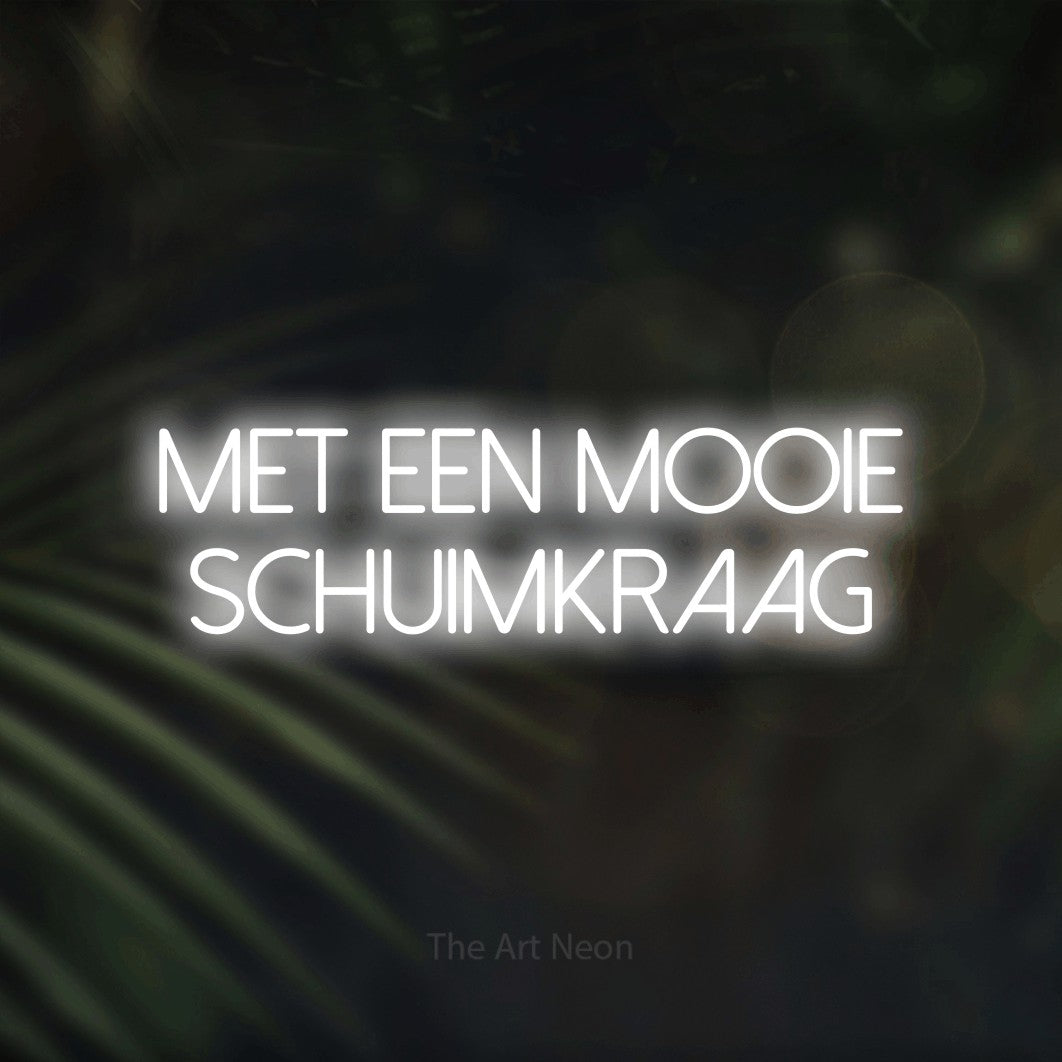 LED neon sign reading “met een mooie schuimkraag”, arranged in 2 lines.