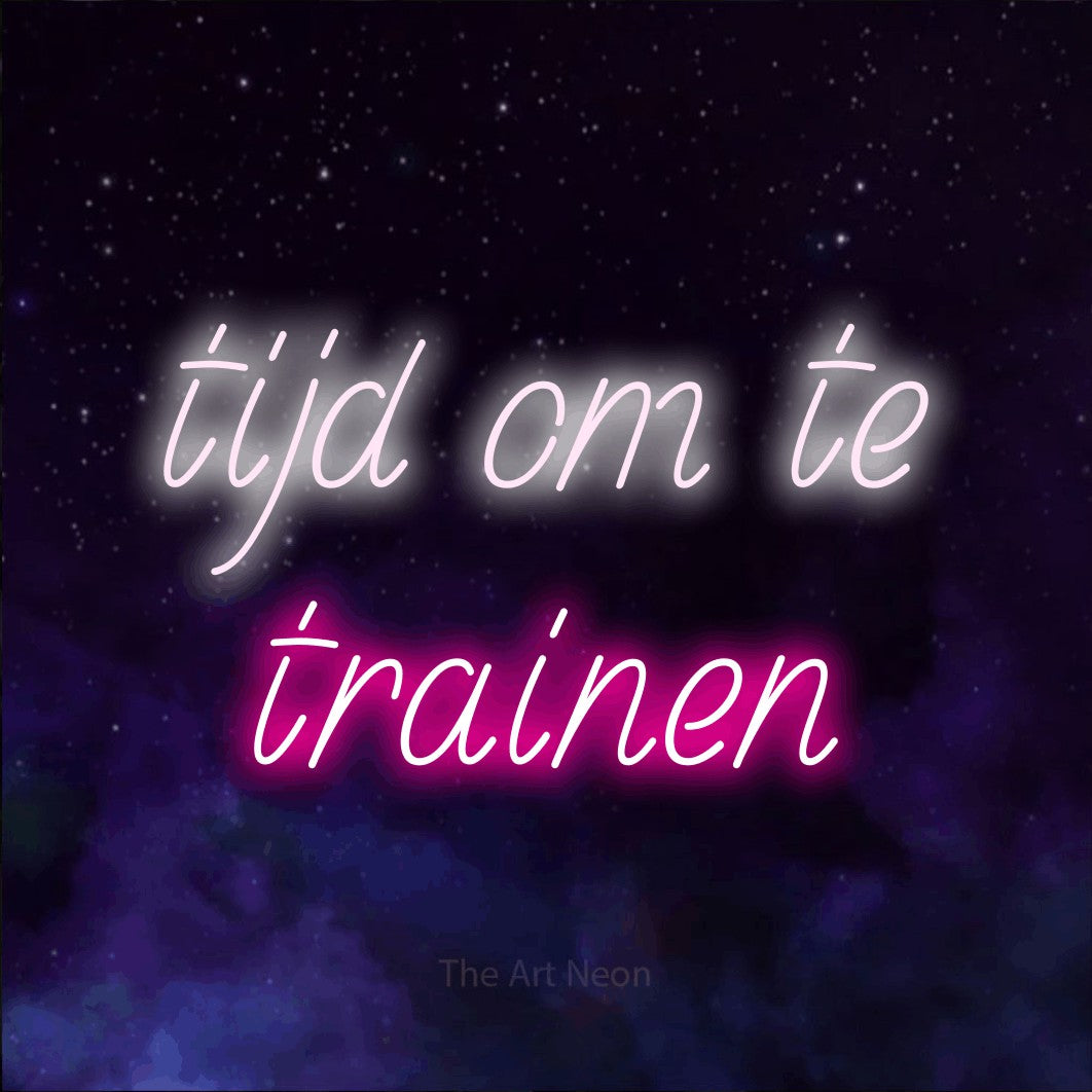 LED neon sign reading “tijd om te trainen”, arranged in 2 lines.