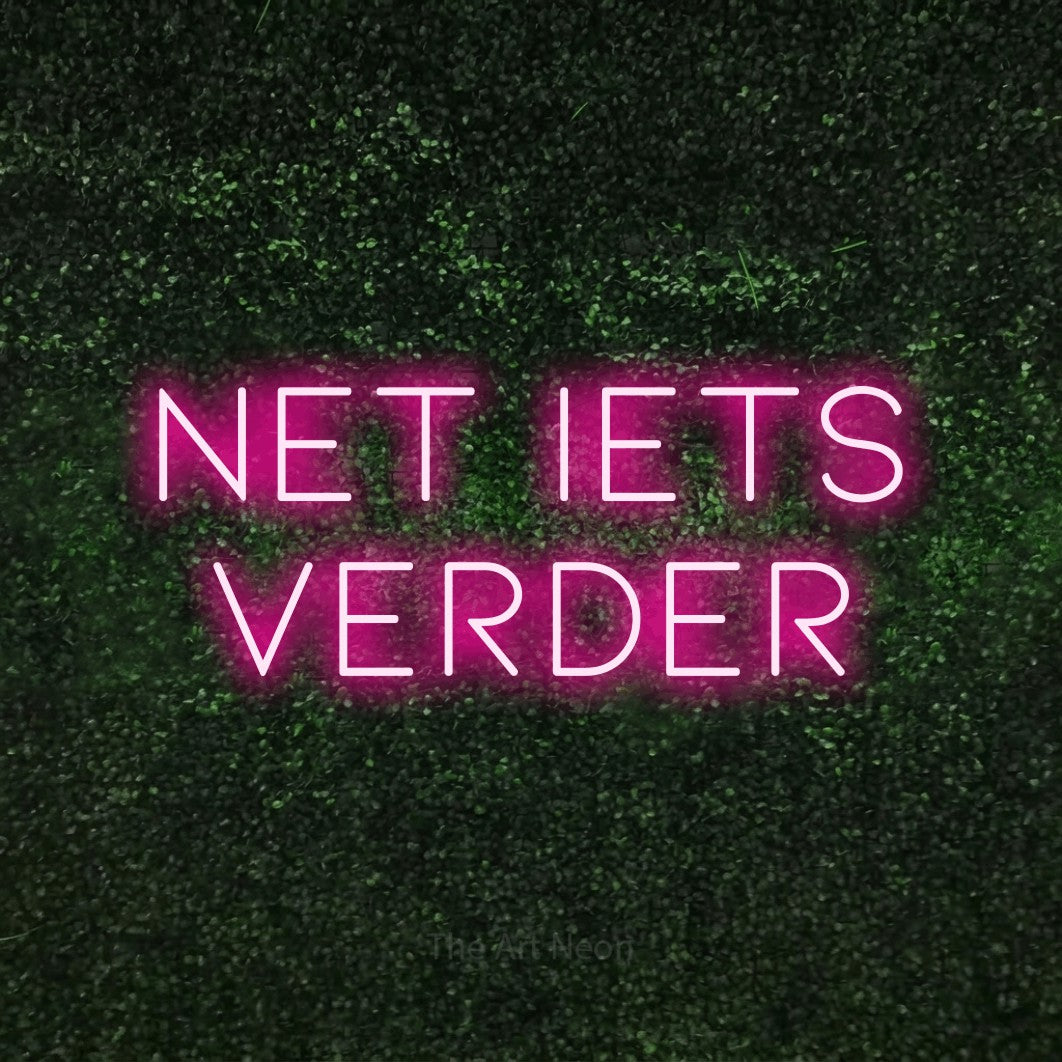 LED neon sign reading “Net iets verder”, arranged in 2 lines.