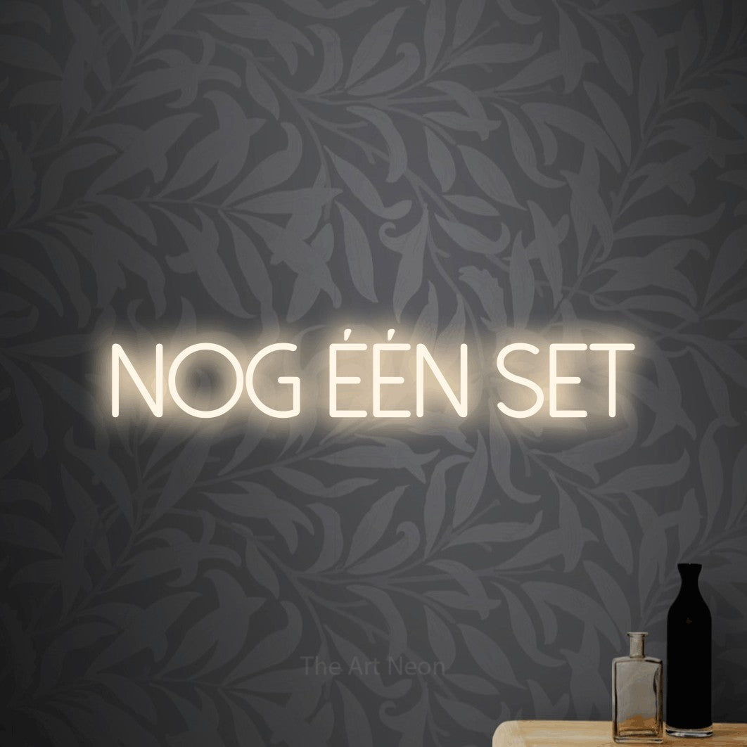 LED neon sign reading “NOG ÉÉN SET”, arranged in a single line.