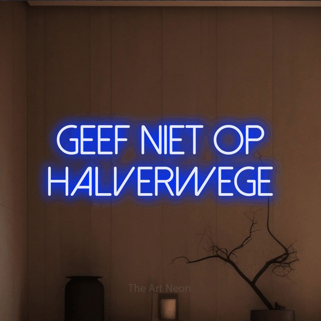 LED neon sign reading “GEEF NIET OP HALVERWEGE”, arranged in 2 lines.