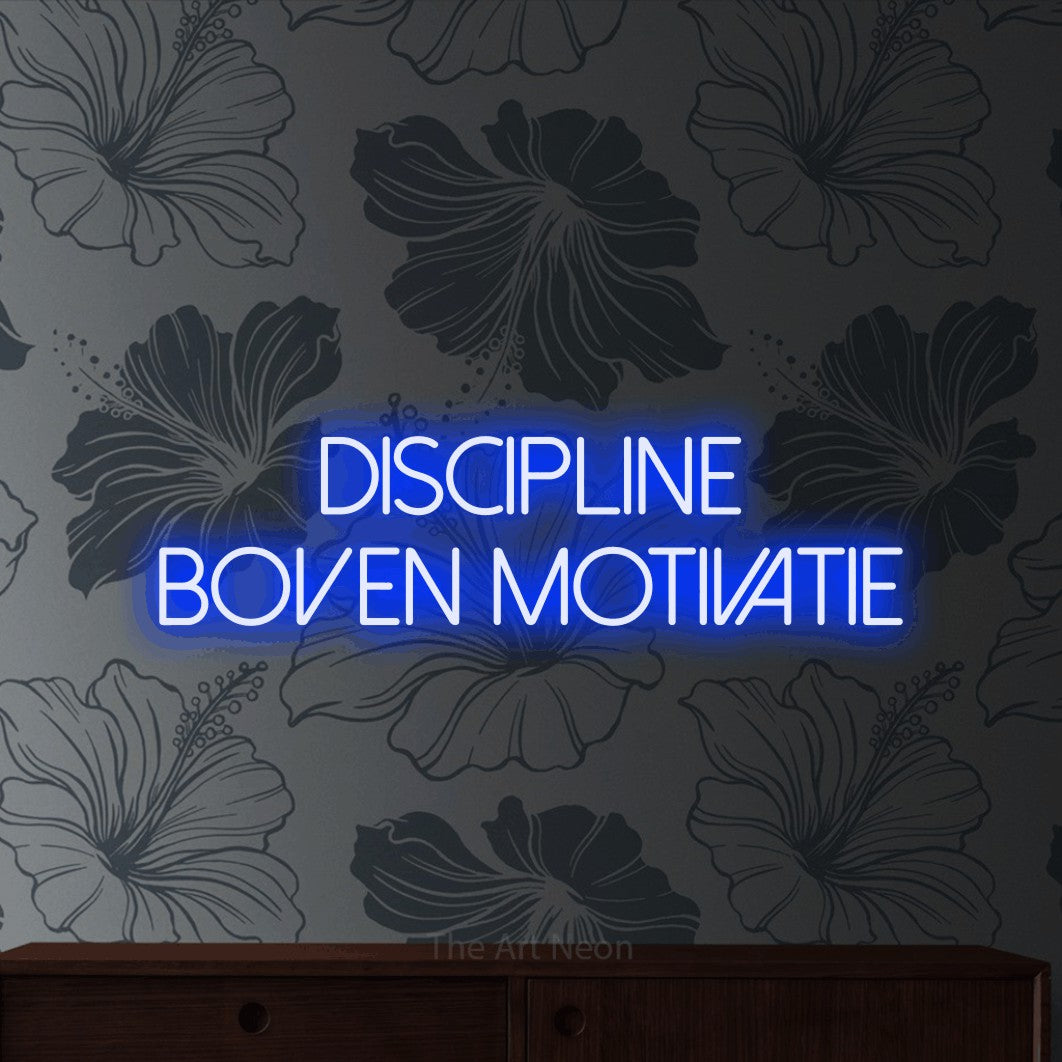 LED neon sign reading “DISCIPLINE boven motivatie”, arranged in 2 lines.