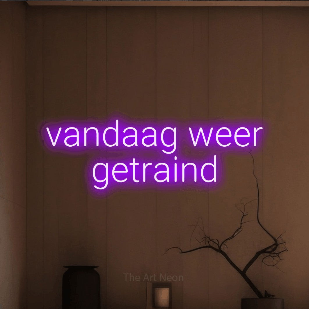 LED neon sign reading “vandaag weer getraind”, arranged in 2 lines.