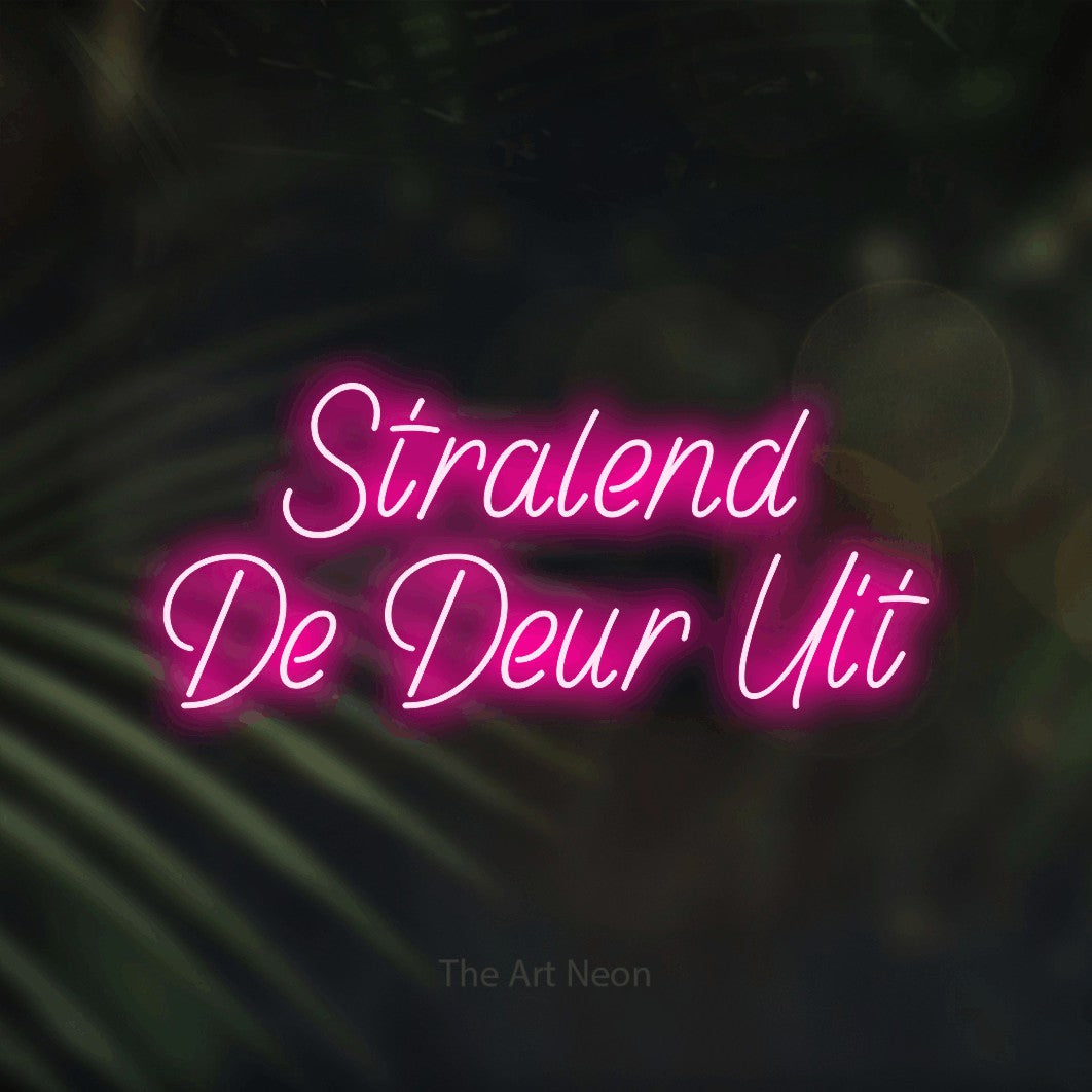 LED neon sign reading “Stralend De Deur Uit”, arranged in 2 lines.