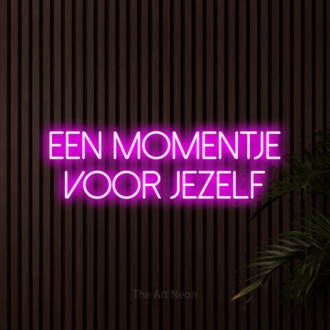 LED neon sign reading “een momentje voor jezelf”, arranged in 2 lines.
