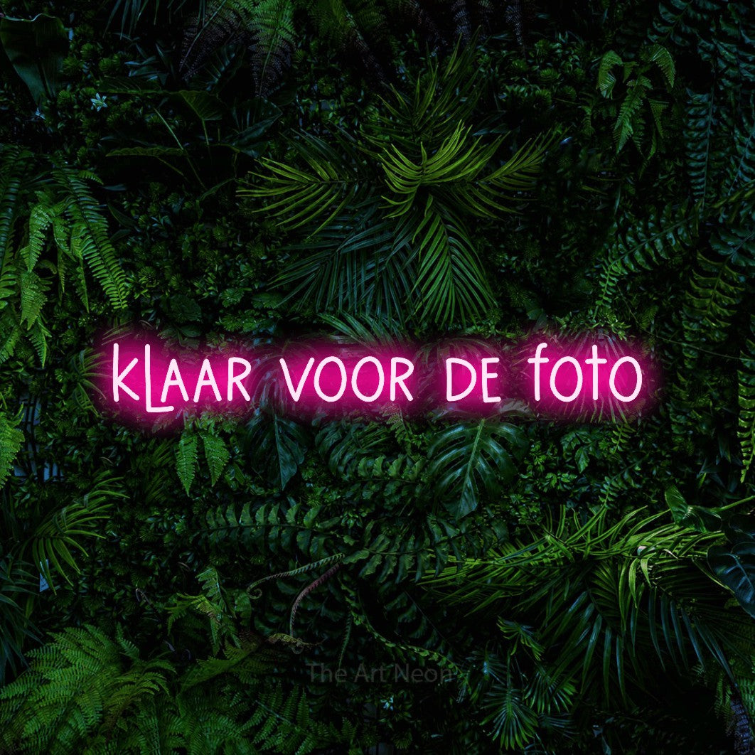 LED neon sign reading “klaar voor de foto”, arranged in a single line.