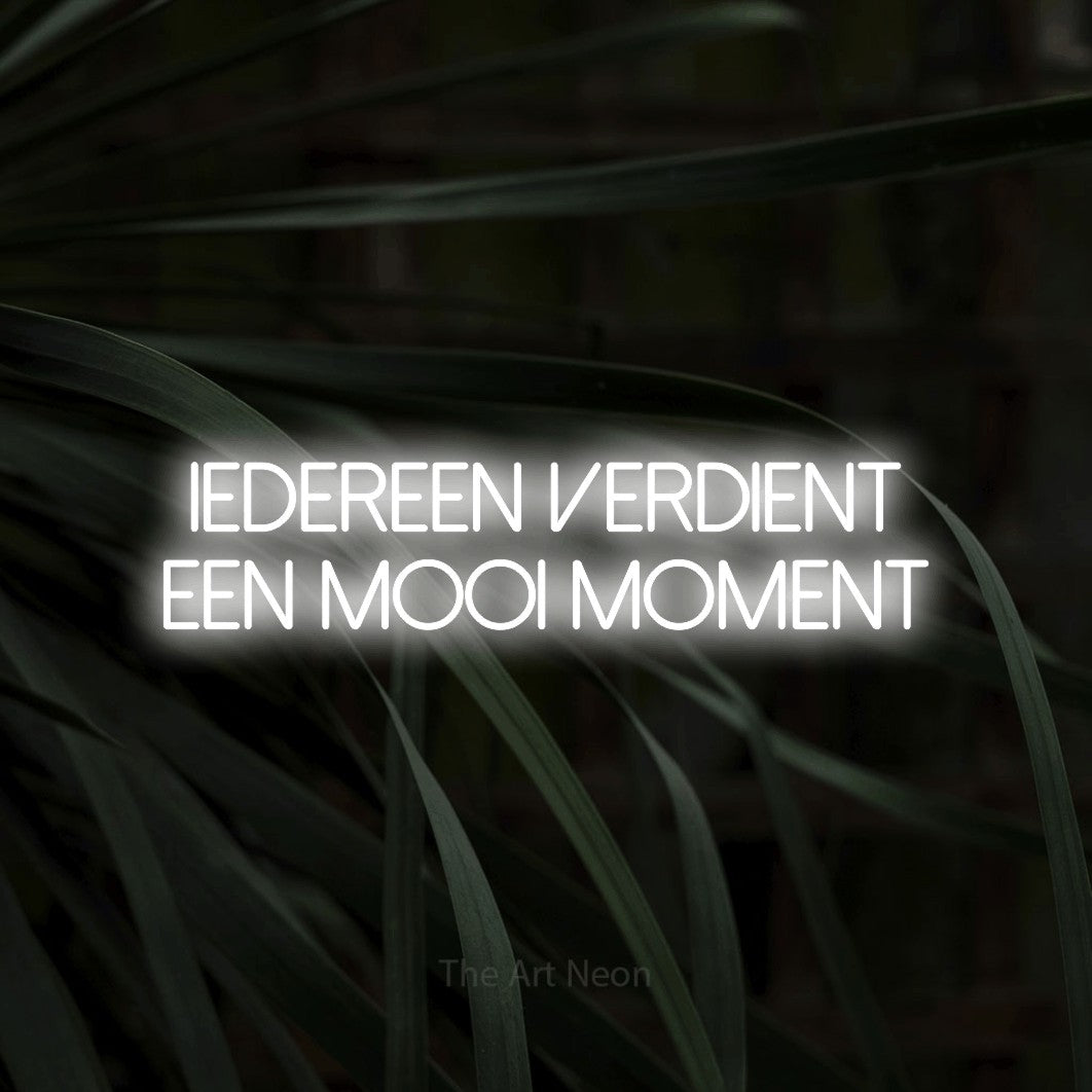 LED neon sign reading “Iedereen Verdient Een Mooi Moment”, arranged in 2 lines.