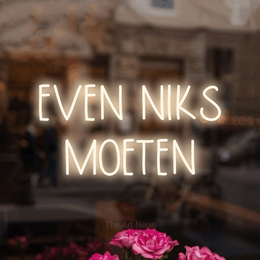 LED neon sign reading “EVEN NIKS MOETEN”, arranged in 2 lines.