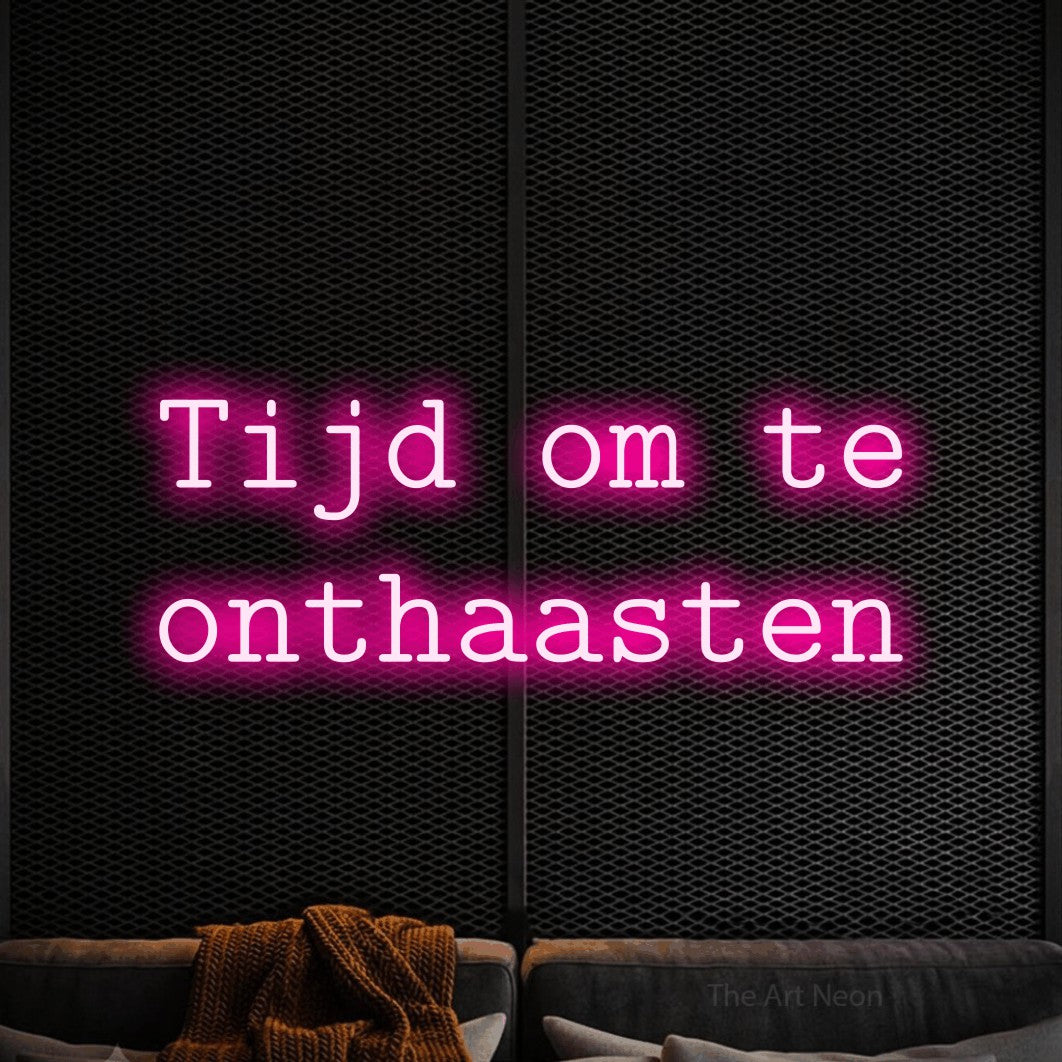 LED neon sign reading “Tijd om te onthaasten”, arranged in 2 lines.