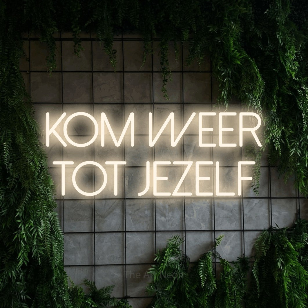 LED neon sign reading “kom weer tot jezelf”, arranged in 2 lines.