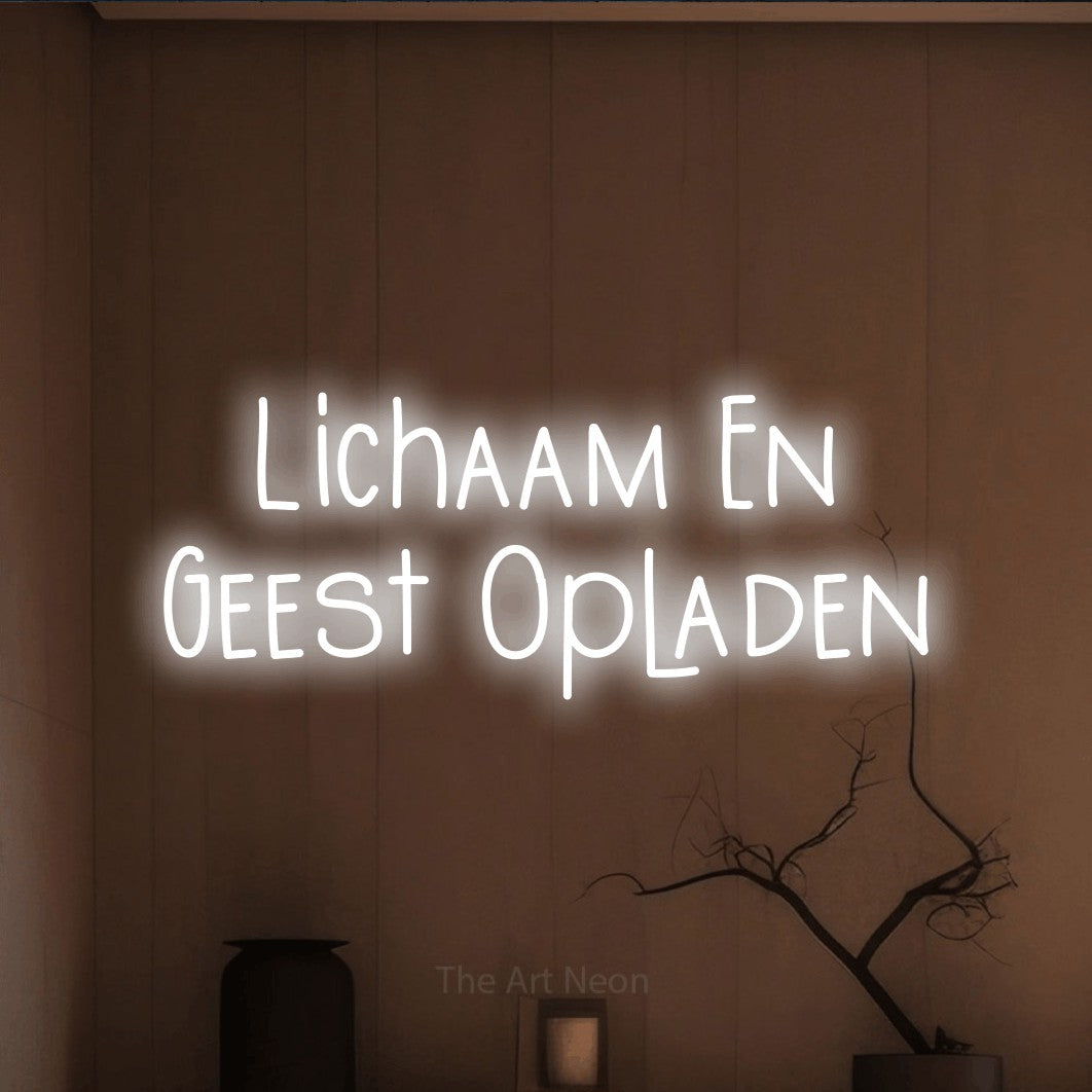 LED neon sign reading “Lichaam En Geest Opladen”, arranged in 2 lines.