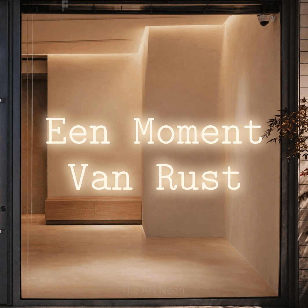 LED neon sign reading “Een Moment Van Rust”, arranged in 2 lines.