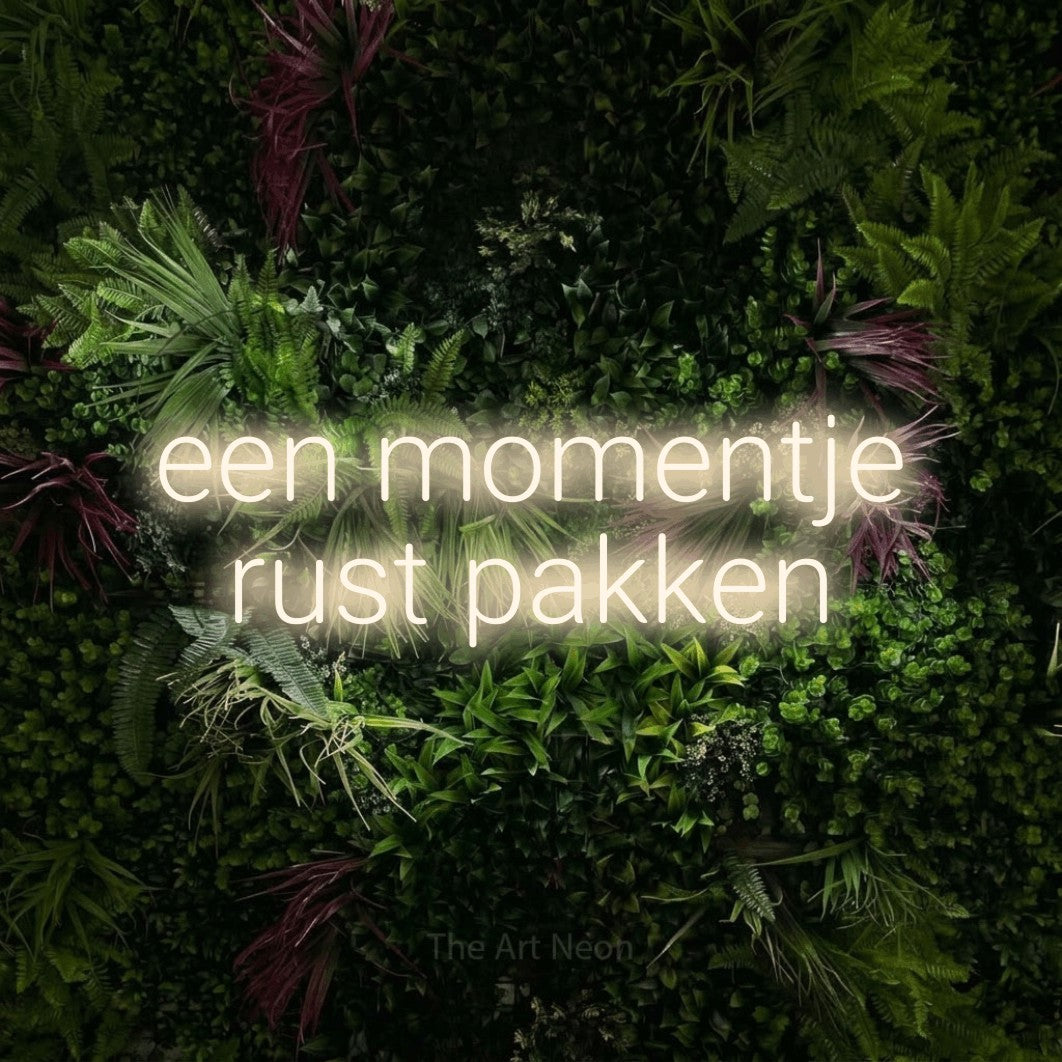 LED neon sign reading “een momentje rust pakken”, arranged in 2 lines.