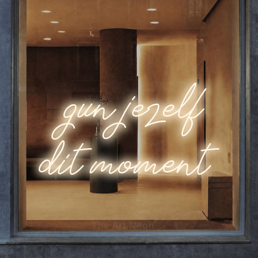 LED neon sign reading “gun jezelf dit moment”, arranged in 2 lines.