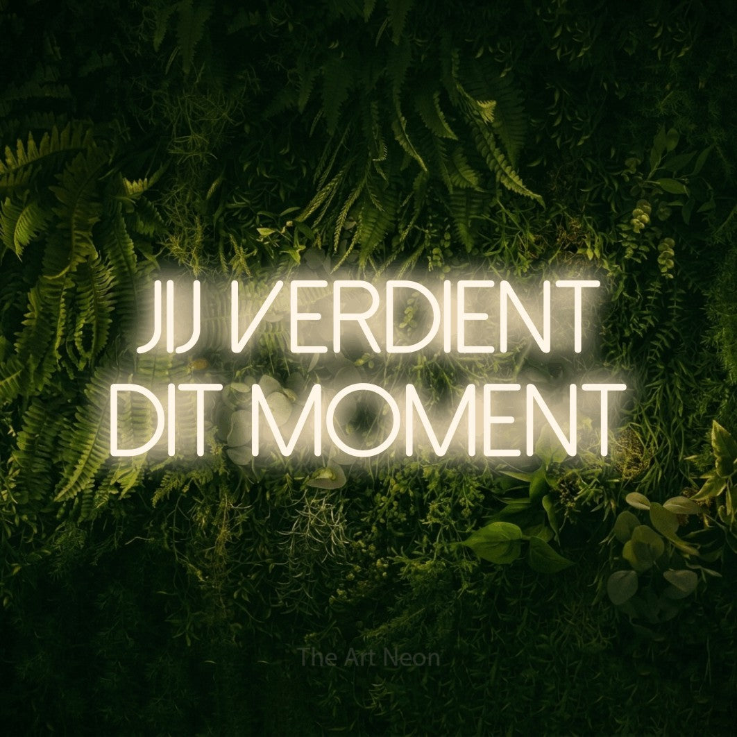 LED neon sign reading “JIJ verdient dit moment”, arranged in 2 lines.
