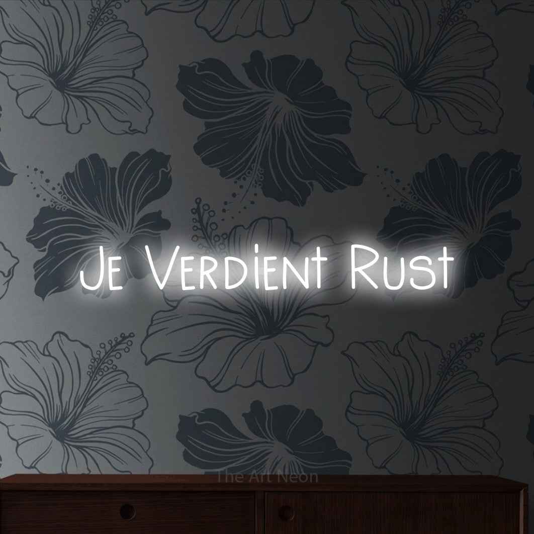 LED neon sign reading “Je Verdient Rust”, arranged in a single line.