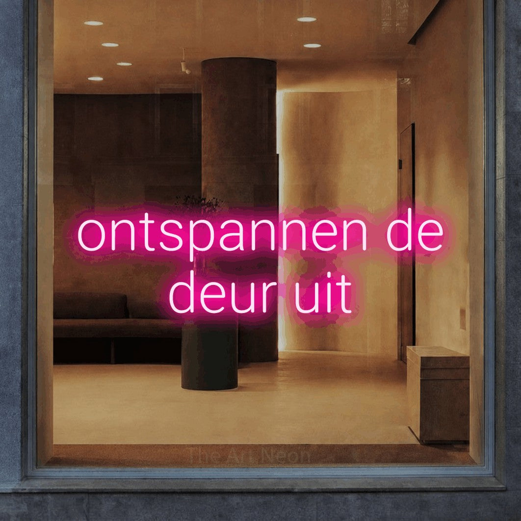 LED neon sign reading “ontspannen de deur uit”, arranged in 2 lines.