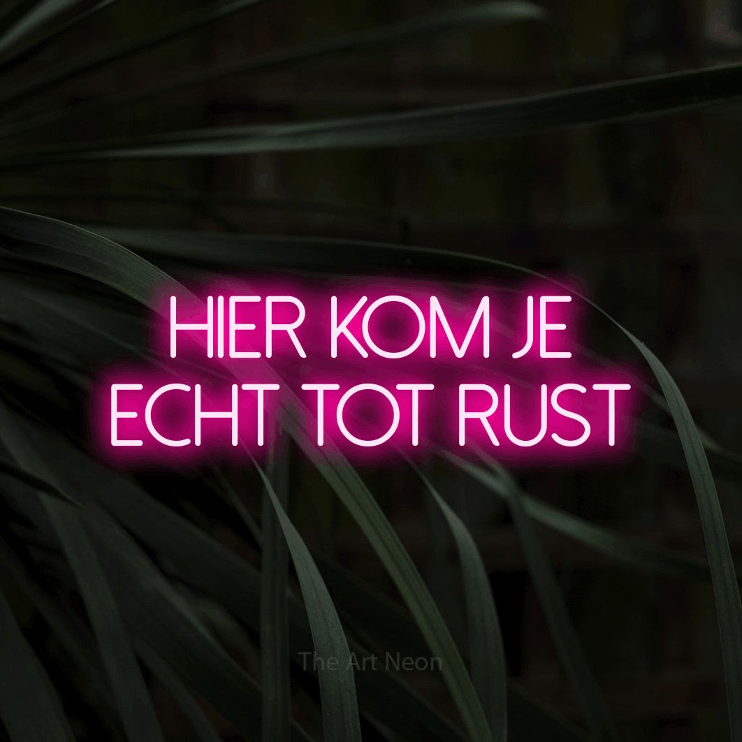 LED neon sign reading “Hier Kom Je Echt Tot Rust”, arranged in 2 lines.