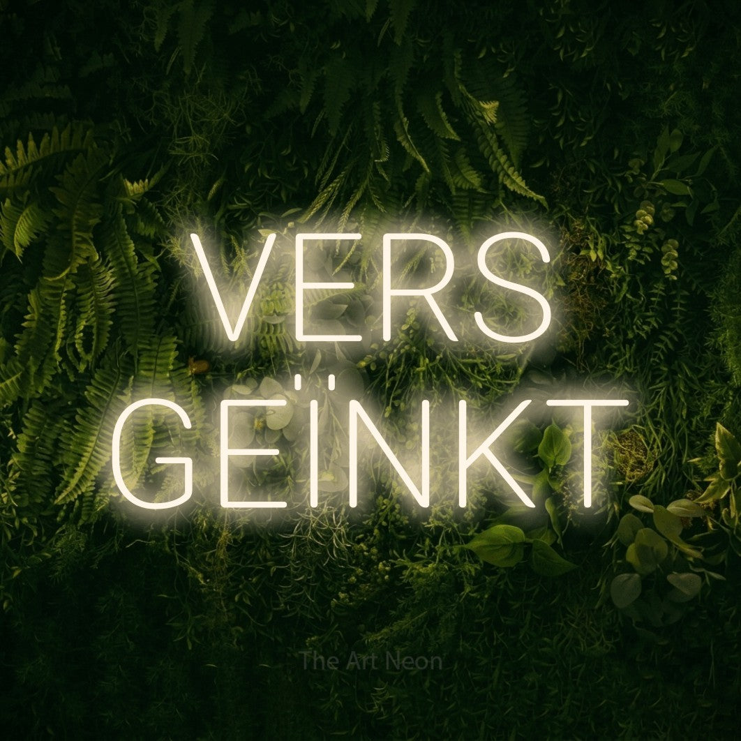 LED neon sign reading “VERS GEÏNKT”, arranged in 2 lines.
