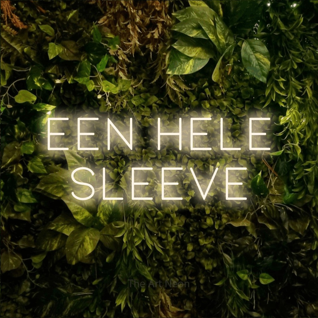 LED neon sign reading “EEN HELE SLEEVE”, arranged in 2 lines.