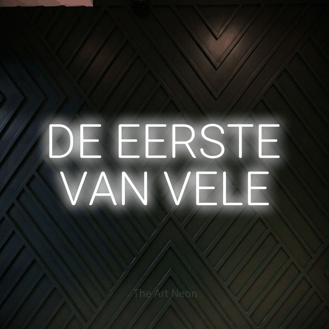 LED neon sign reading “DE EERSTE VAN VELE”, arranged in 2 lines.