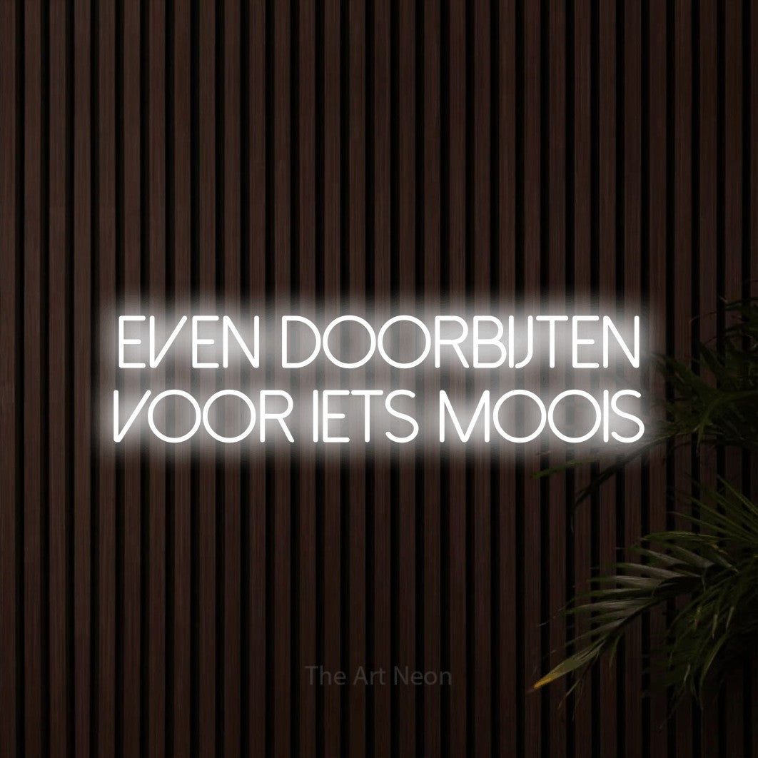 LED neon sign reading “Even Doorbijten Voor Iets Moois”, arranged in 2 lines.