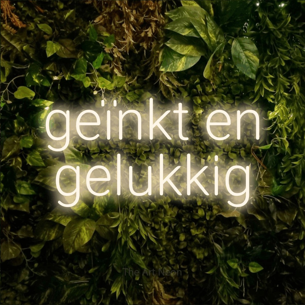 LED neon sign reading “geïnkt en gelukkig”, arranged in 2 lines.