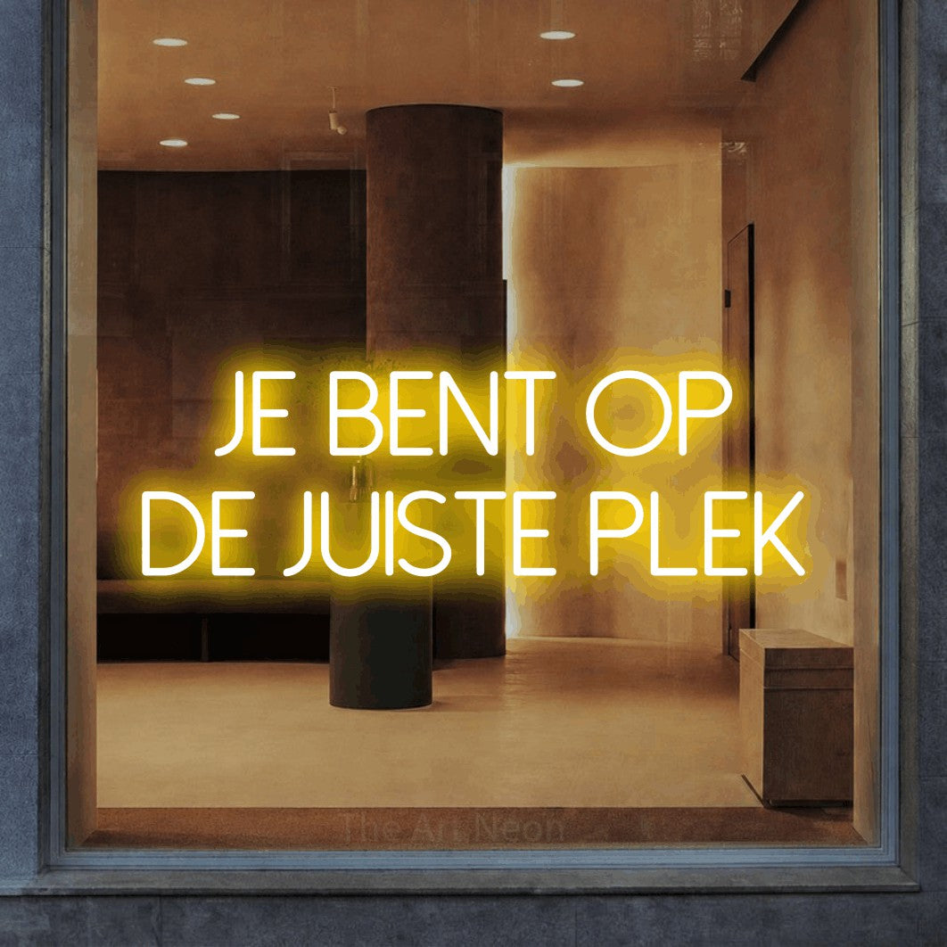 LED neon sign reading “Je Bent Op De Juiste Plek”, arranged in 2 lines.