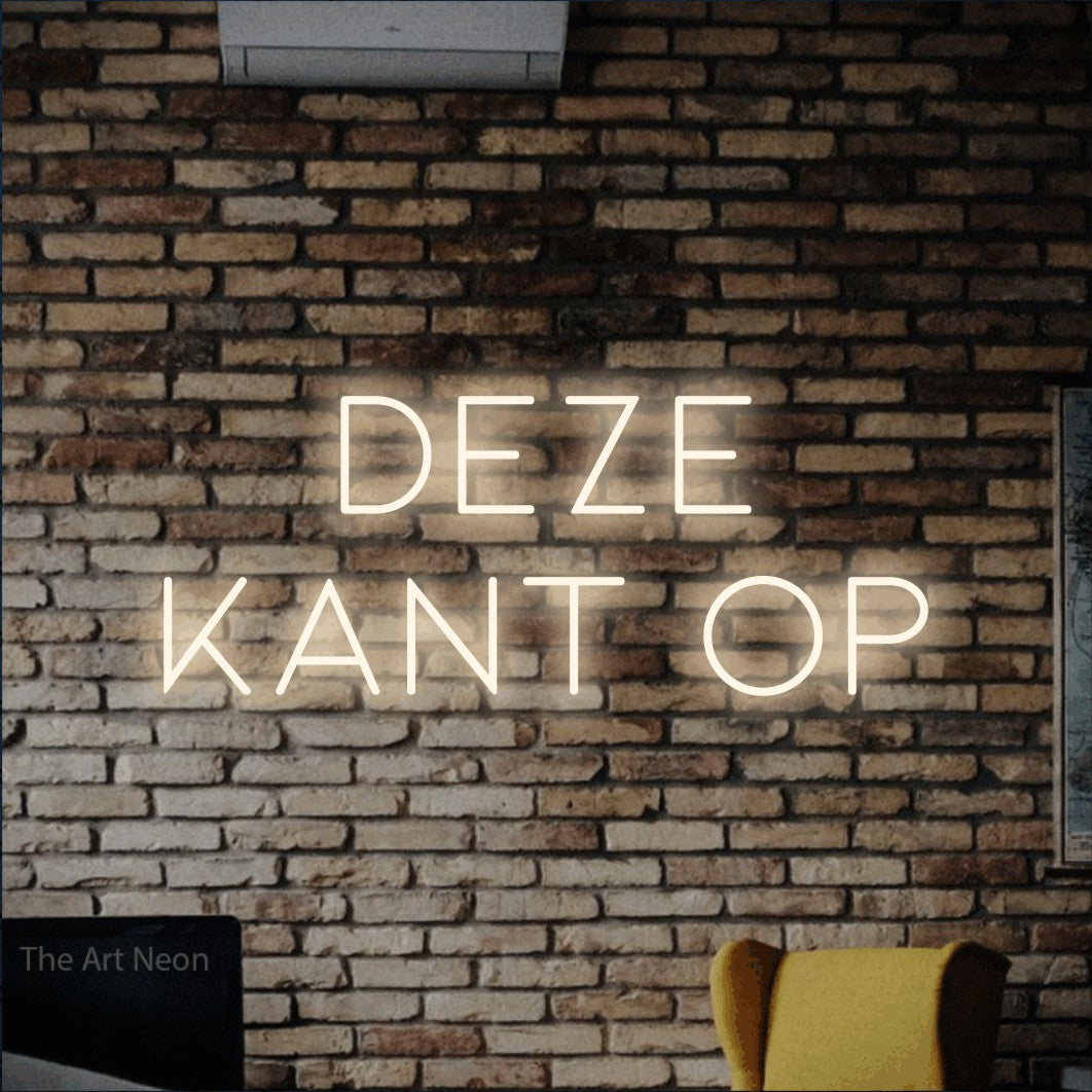 LED neon sign reading “Deze Kant Op”, arranged in 2 lines.
