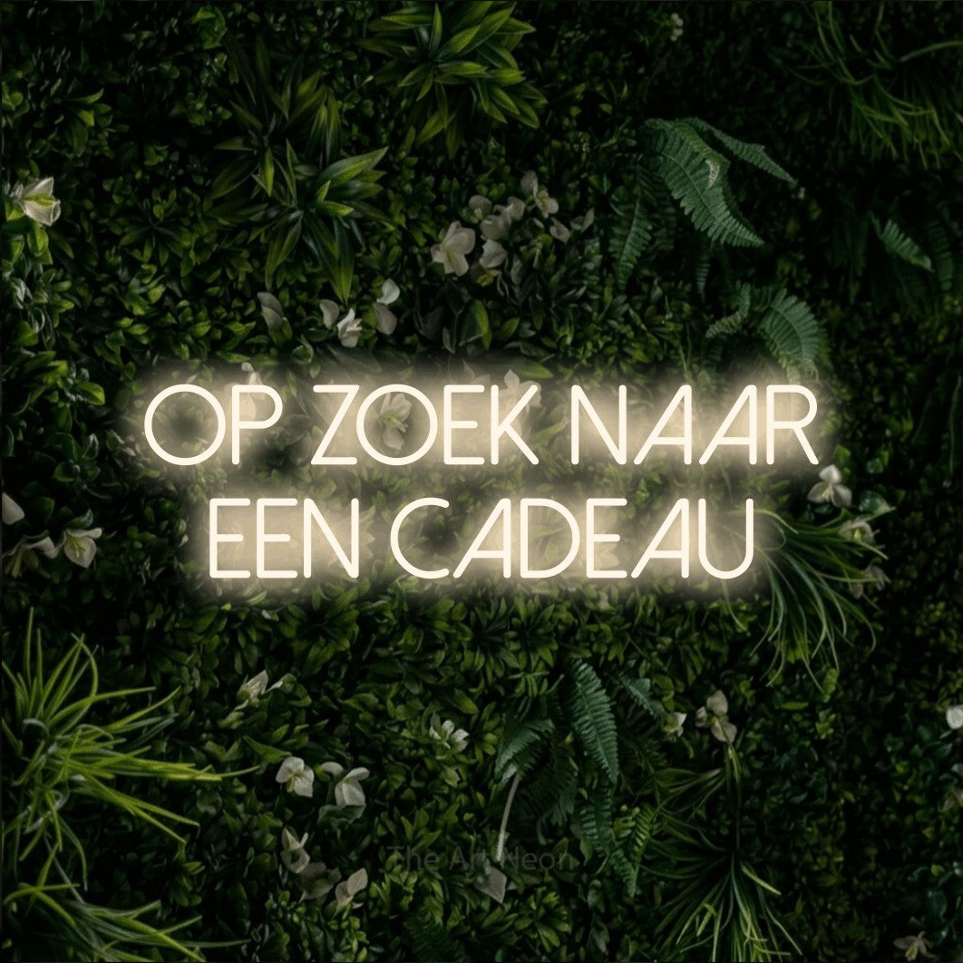 LED neon sign reading “Op Zoek Naar Een Cadeau”, arranged in 2 lines.