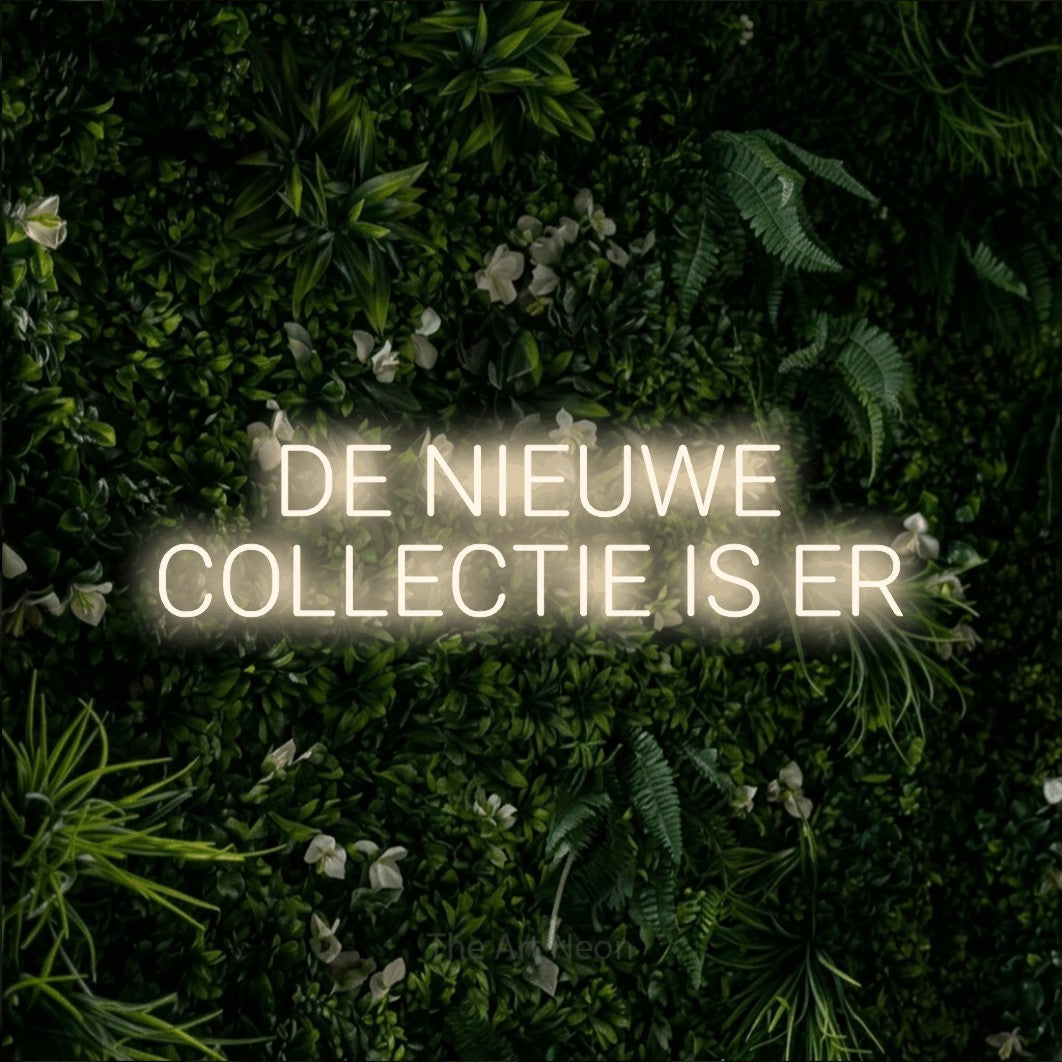 LED neon sign reading “DE NIEUWE COLLECTIE IS ER”, arranged in 2 lines.