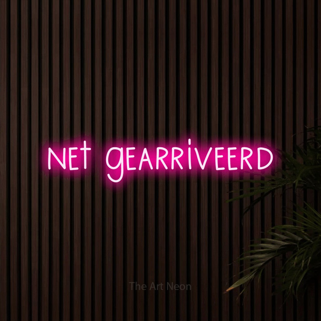 LED neon sign reading “net gearriveerd”, arranged in a single line.