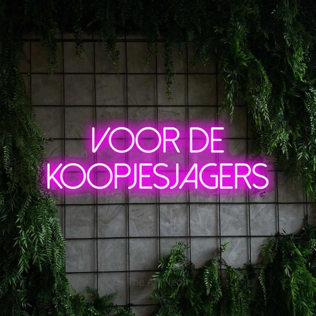 LED neon sign reading “voor de koopjesjagers”, arranged in 2 lines.