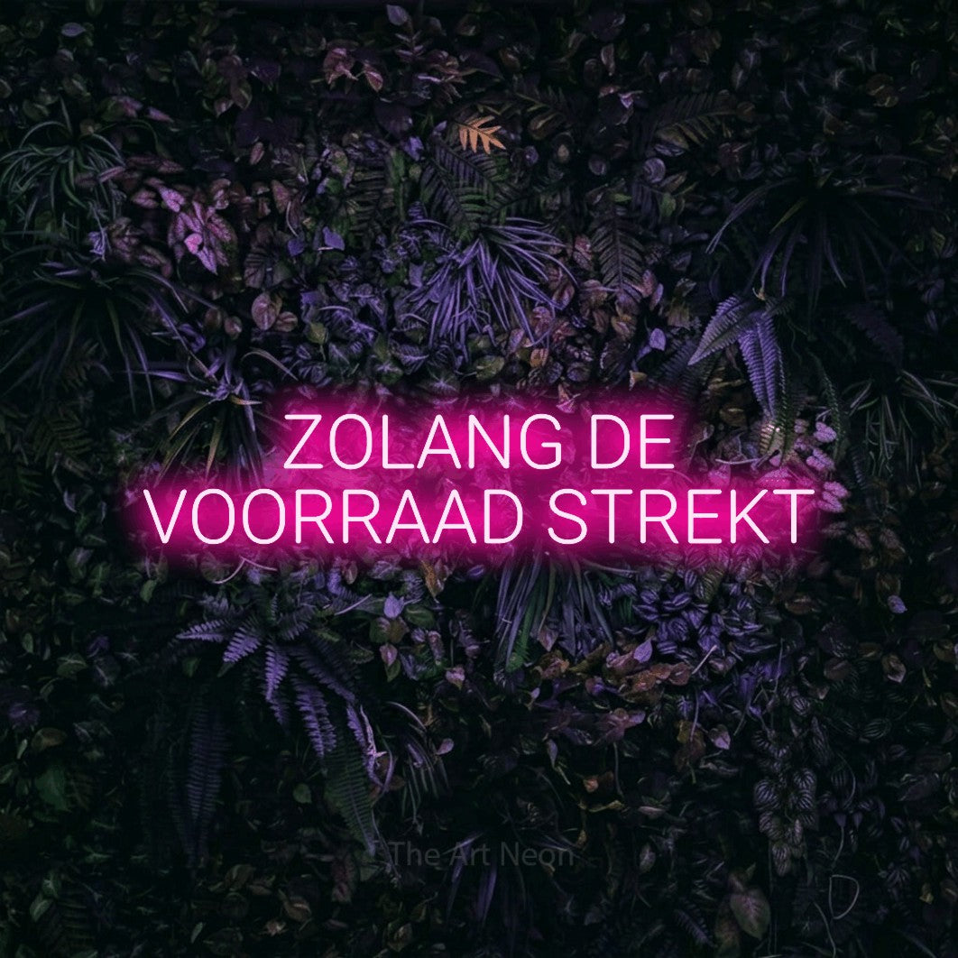 LED neon sign reading “ZOLANG DE VOORRAAD STREKT”, arranged in 2 lines.