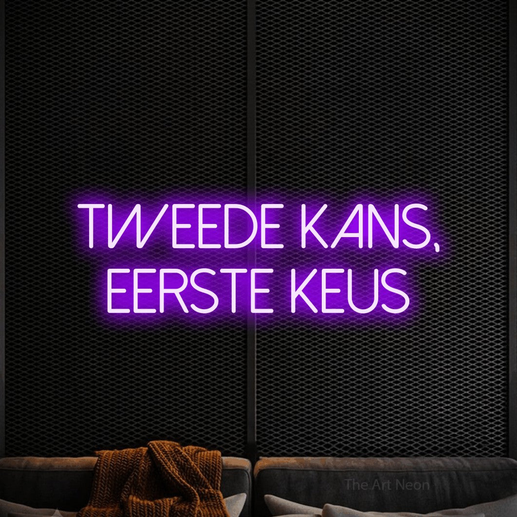 LED neon sign reading “tweede kans, eerste keus”, arranged in 2 lines.