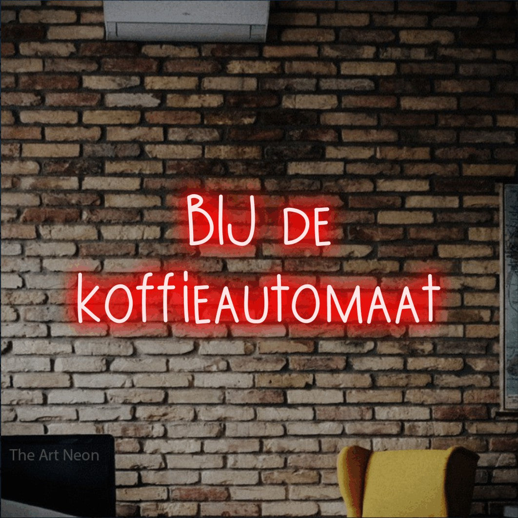 LED neon sign reading “BIJ de koffieautomaat”, arranged in 2 lines.