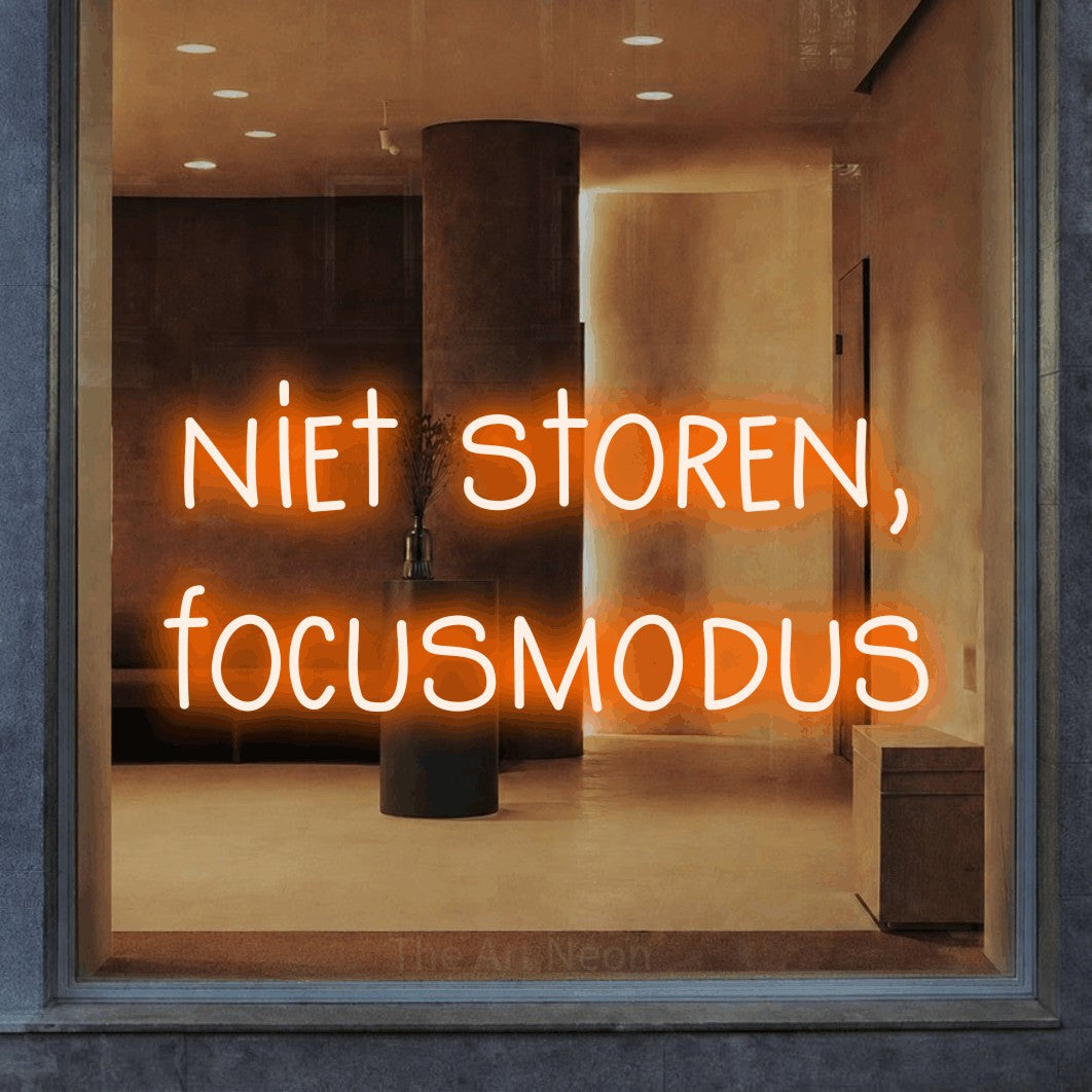LED neon sign reading “niet storen, focusmodus”, arranged in 2 lines.