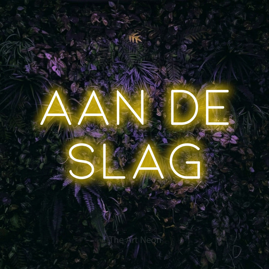 LED neon sign reading “Aan de slag”, arranged in 2 lines.