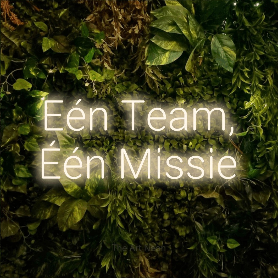 LED neon sign reading “Eén Team, Één Missie”, arranged in 2 lines.