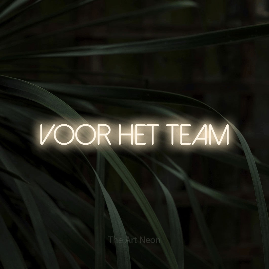 LED neon sign reading “Voor Het Team”, arranged in a single line.