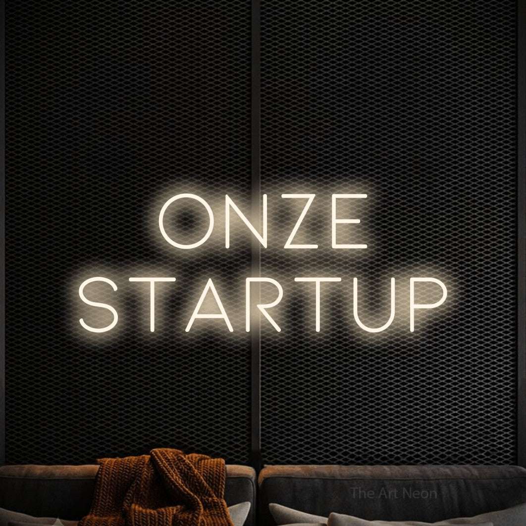 LED neon sign reading “ONZE STARTUP”, arranged in 2 lines.