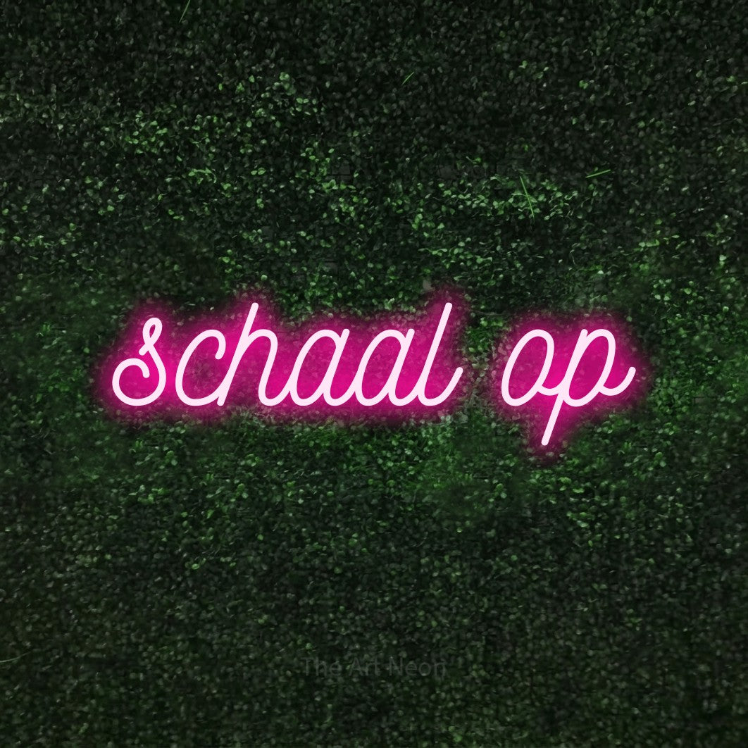 LED neon sign reading “schaal op”, arranged in a single line.