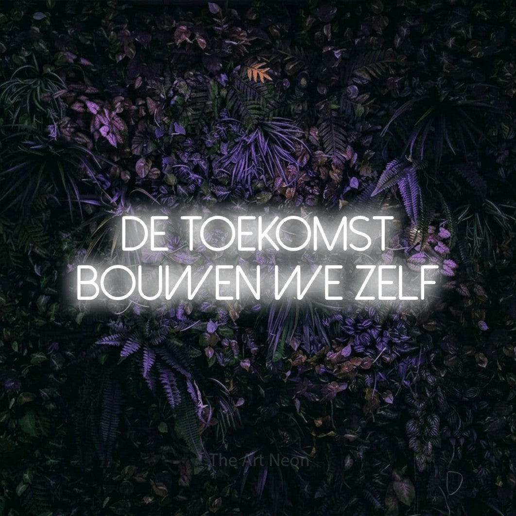 LED neon sign reading “De Toekomst Bouwen We Zelf”, arranged in 2 lines.