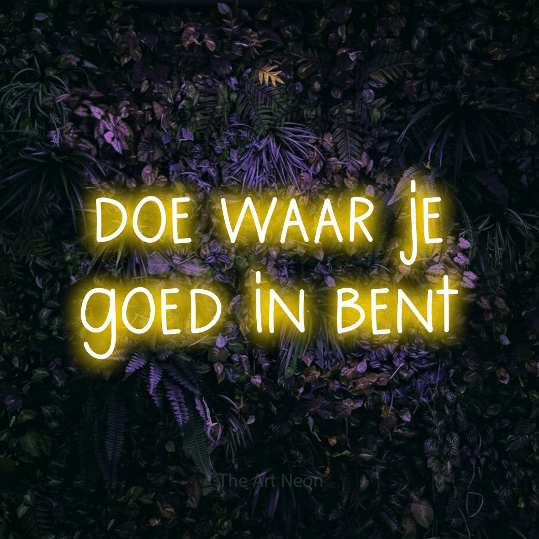 LED neon sign reading “doe waar je goed in bent”, arranged in 2 lines.
