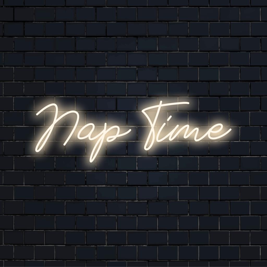 Neonverlichting geeft Nap Time een levendige gloed, perfect voor knusse ruimtes. Het aangepaste led-ontwerp combineert licht met een ontspannen sfeer.