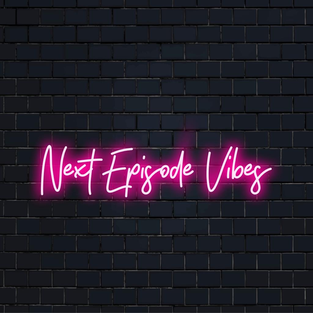 Op maat gemaakt LED-neonbord met de tekst ���Next Episode Vibes��� in levendige neonkleuren, perfect voor moderne wanddecoratie.