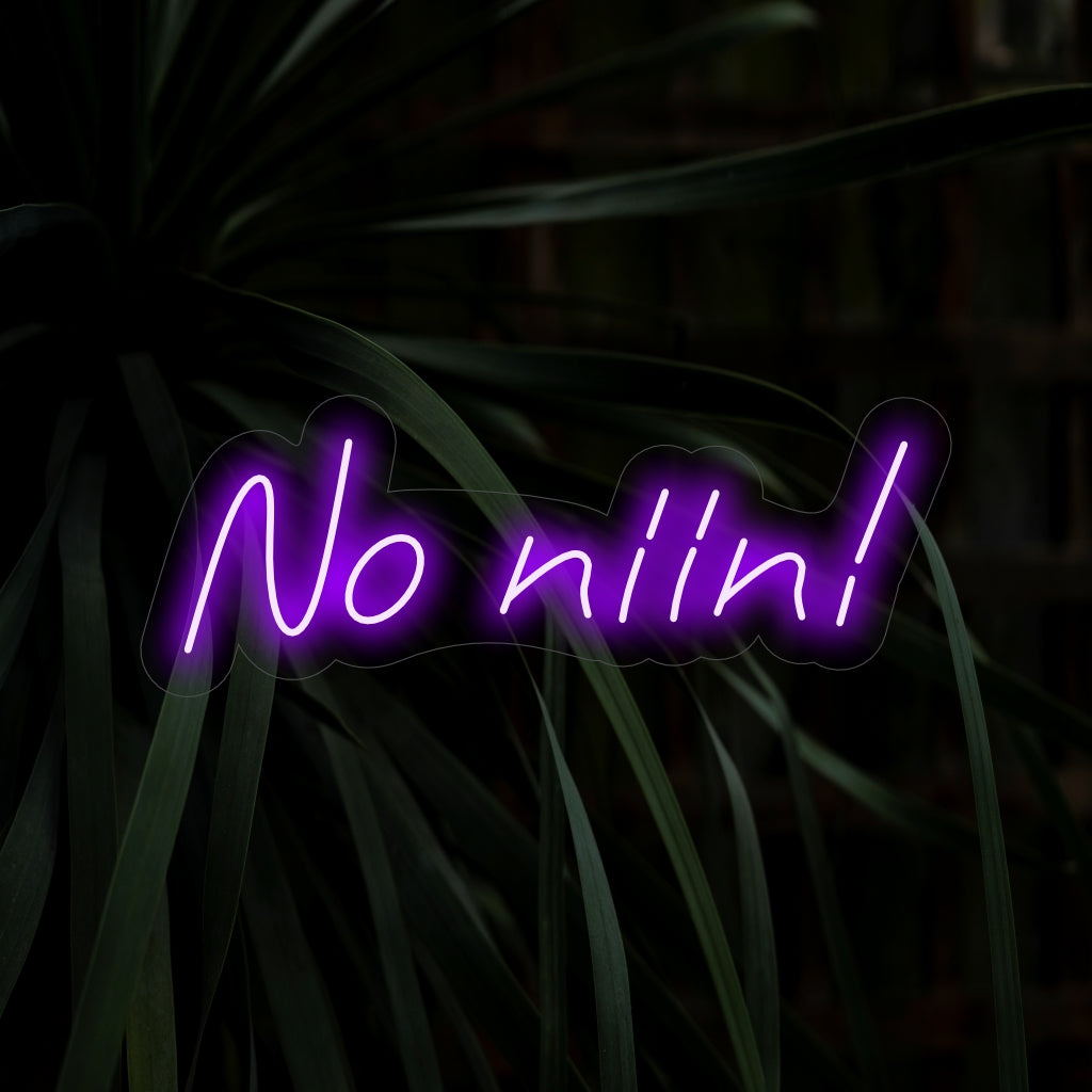 "No Niin! Neon Sign" is een unieke en speelse toevoeging, perfect voor ruimtes die een vleugje Finse charme waarderen. Verlicht met een kenmerkende Scandinavische flair!